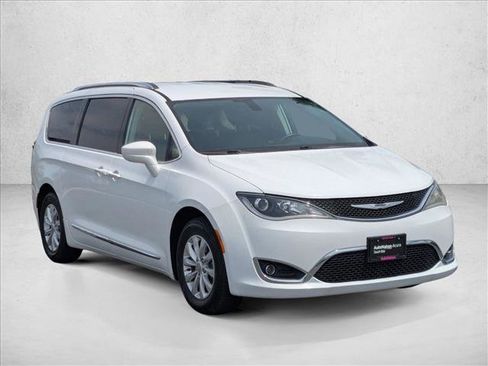Used 2018 Chrysler Pacifica Touring-L FWD image 3
