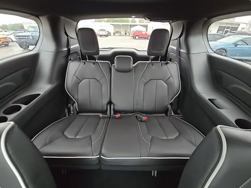 New 2026 Chrysler Pacifica Limited w/ S Appearance Package FWD image 20