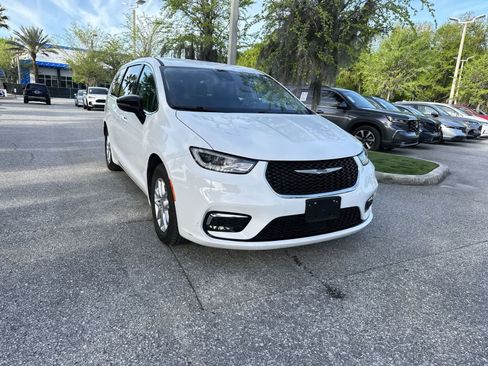 Used 2024 Chrysler Pacifica Touring-L FWD image 8