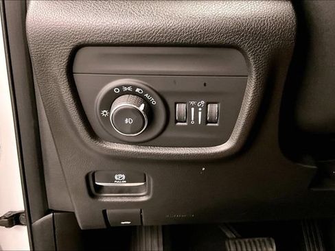 Used 2023 Jeep Grand Cherokee L Limited AWD/4WD image 39