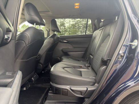 Used 2025 Toyota Highlander XLE image 13