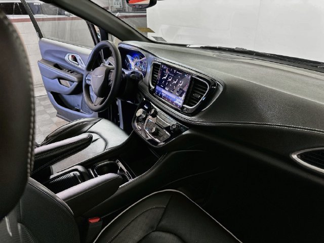 Used 2025 Chrysler Pacifica Limited FWD image 27