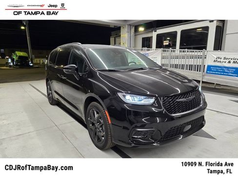 New 2026 Chrysler Pacifica Limited w/ S Appearance Package AWD/4WD image 1
