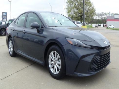 Used 2025 Toyota Camry LE image 4