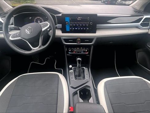 New 2026 Volkswagen Taos SE FWD image 5