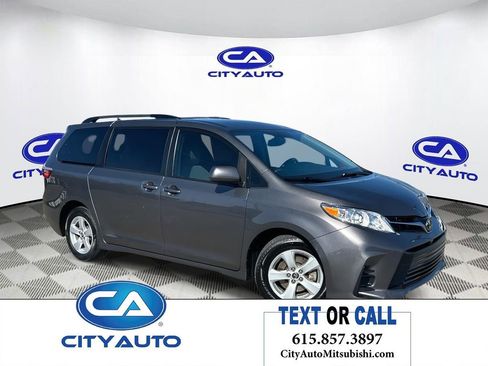 Used 2019 Toyota Sienna LE image 1