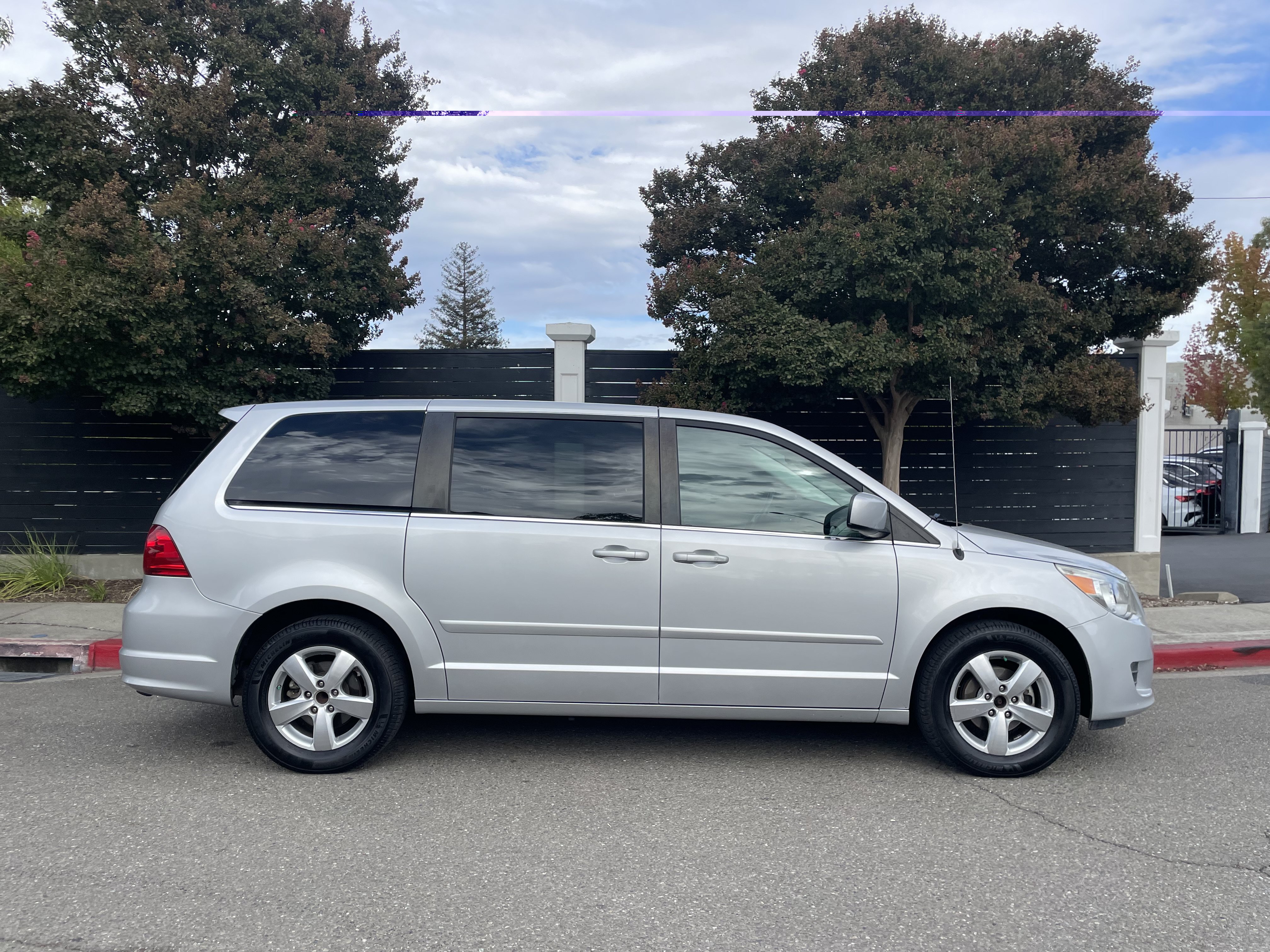 Used 2010 Volkswagen Routan SE FWD image 3