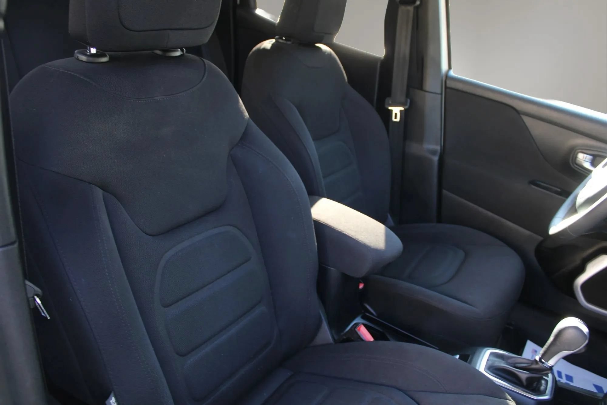 Used 2019 Jeep Renegade Latitude FWD image 23