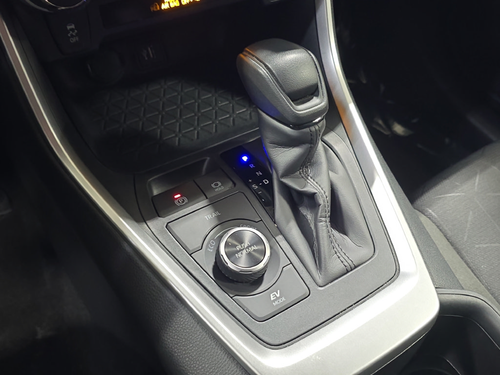 Used 2025 Toyota RAV4 XLE AWD/4WD image 19