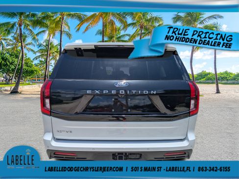 Used 2025 Ford Expedition Active AWD/4WD image 3