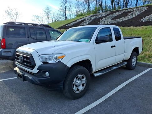 Used 2022 Toyota Tacoma SR image 2