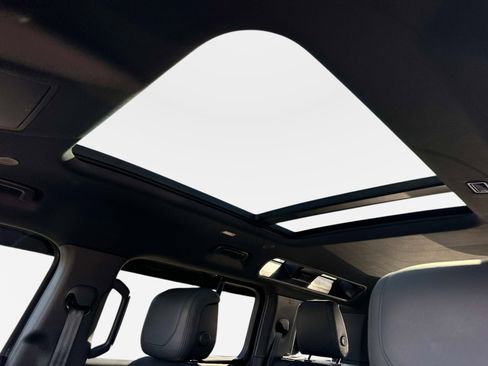 Used 2022 Land Rover Defender 110 X-Dynamic HSE image 25