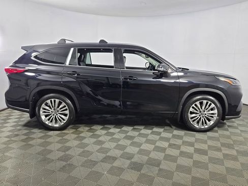 Used 2023 Toyota Highlander Platinum image 11