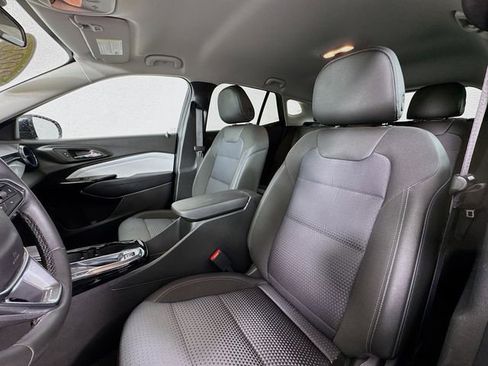 Used 2025 Chevrolet Trax LT w/ LT Convenience Package image 11