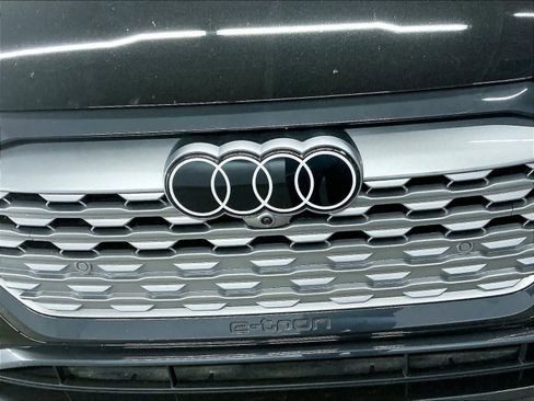 Certified 2024 Audi Q8 e-tron Premium Plus w/ Premium Plus Package AWD/4WD image 32