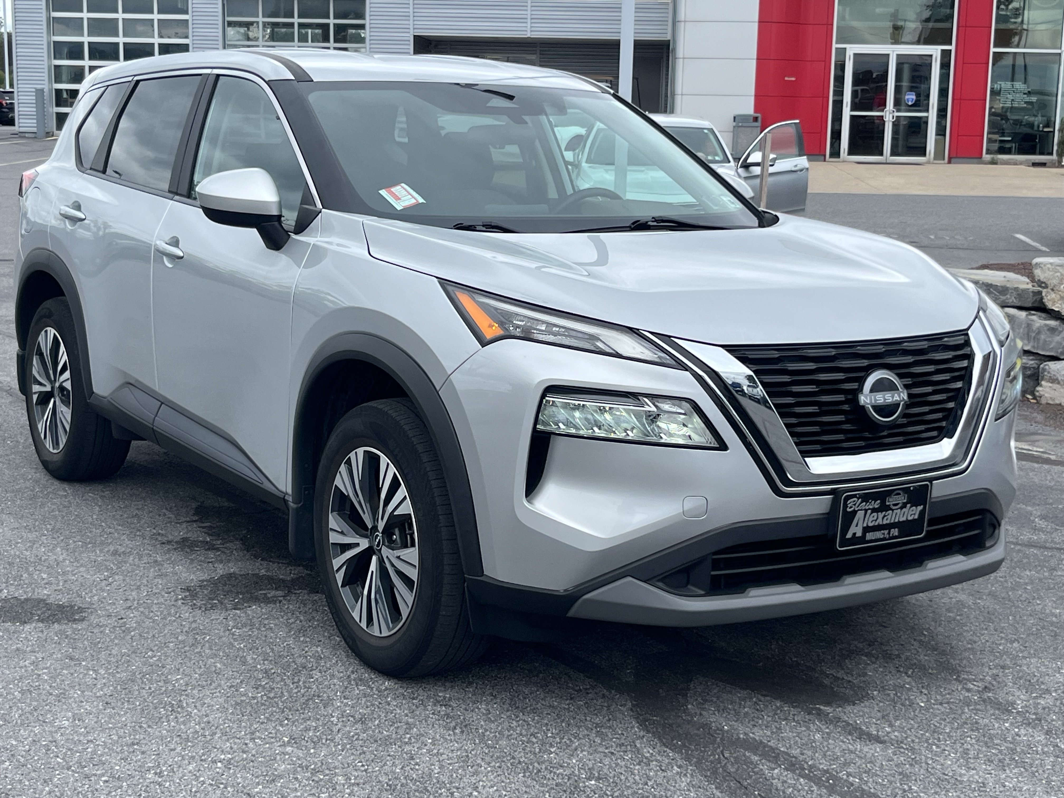 Used 2023 Nissan Rogue SV AWD/4WD image 1