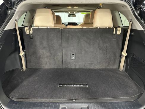Used 2023 Toyota Highlander XLE AWD/4WD image 12