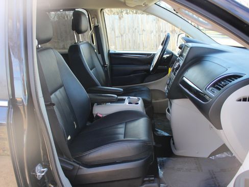 Used 2016 Chrysler Town & Country Touring w/ Driver Convenience Group image 37