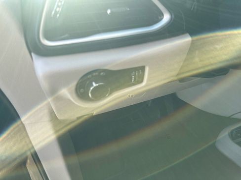 Used 2021 Chrysler Voyager L image 13