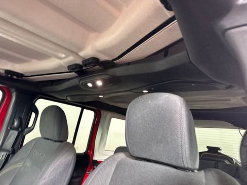 Used 2024 Jeep Wrangler Unlimited Sahara image 12