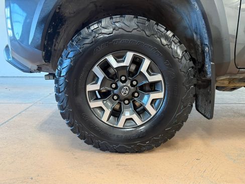 Used 2017 Toyota Tacoma TRD Off-Road AWD/4WD image 8
