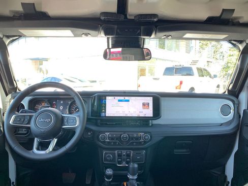 Used 2025 Jeep Wrangler Sahara image 32