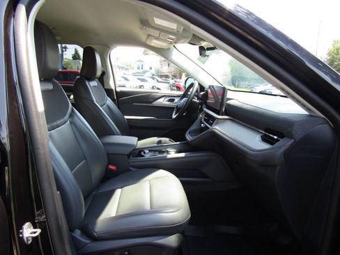 Used 2025 Ford Explorer Active w/ Active Comfort Package AWD/4WD image 28