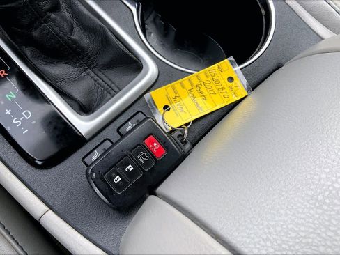 Used 2017 Toyota Highlander XLE image 15