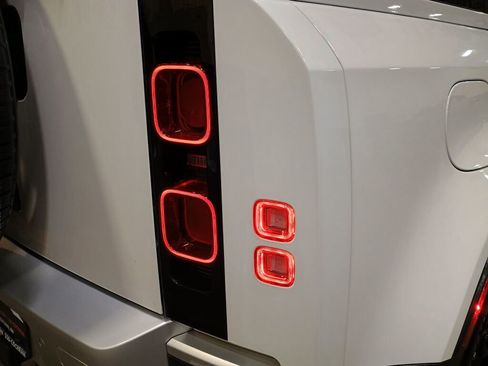 Used 2024 Land Rover Defender 110 S image 22