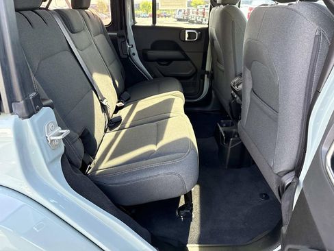 Used 2024 Jeep Wrangler Unlimited Sahara AWD/4WD image 19