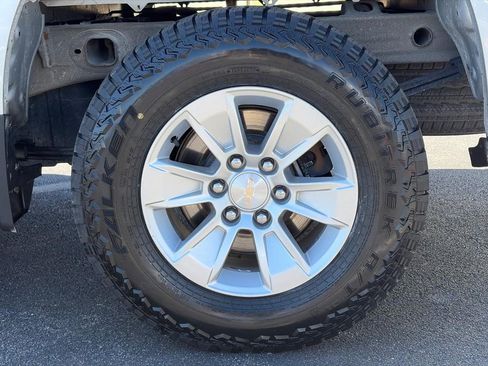 Used 2022 Chevrolet Silverado 1500 LT AWD/4WD image 9