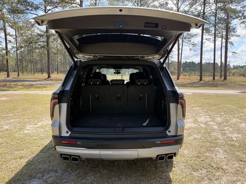 Used 2025 Chevrolet Traverse LT image 9