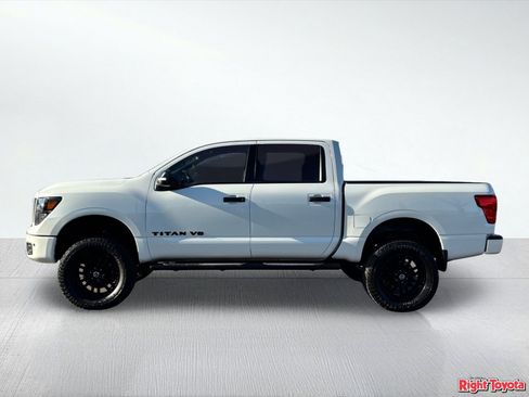 Used 2019 Nissan Titan SV w/ SV Convenience Package AWD/4WD image 2