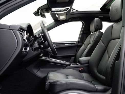 Certified 2025 Porsche Macan AWD/4WD image 36