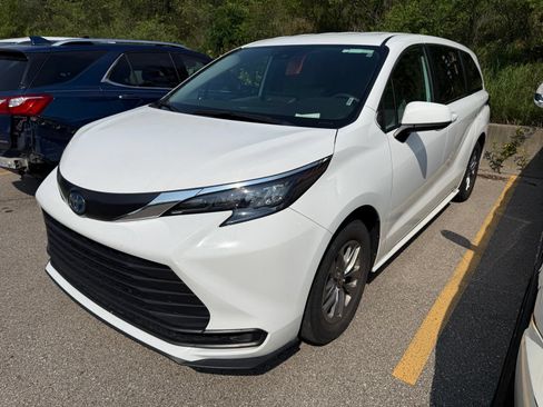 Used 2025 Toyota Sienna LE FWD image 5