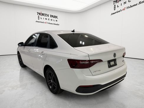 Used 2024 Volkswagen Jetta SE w/ Panoramic Sunroof Package FWD image 3