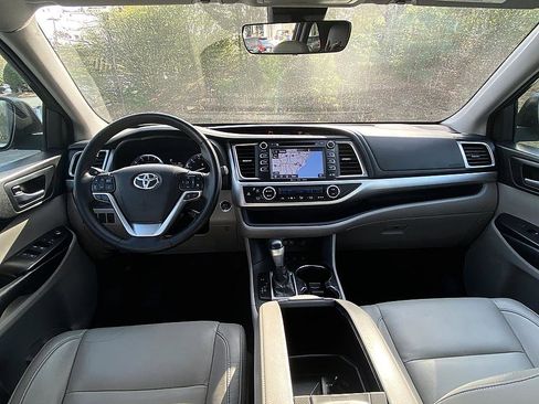 Used 2018 Toyota Highlander XLE image 18