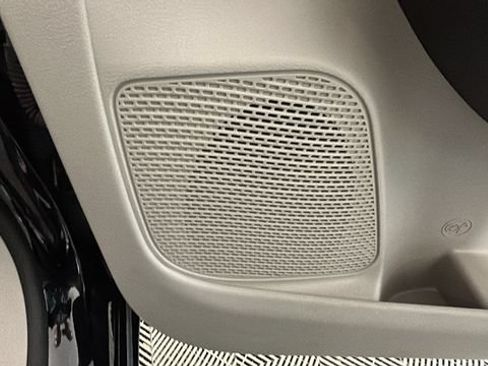 Used 2024 Chrysler Pacifica Touring-L FWD image 31