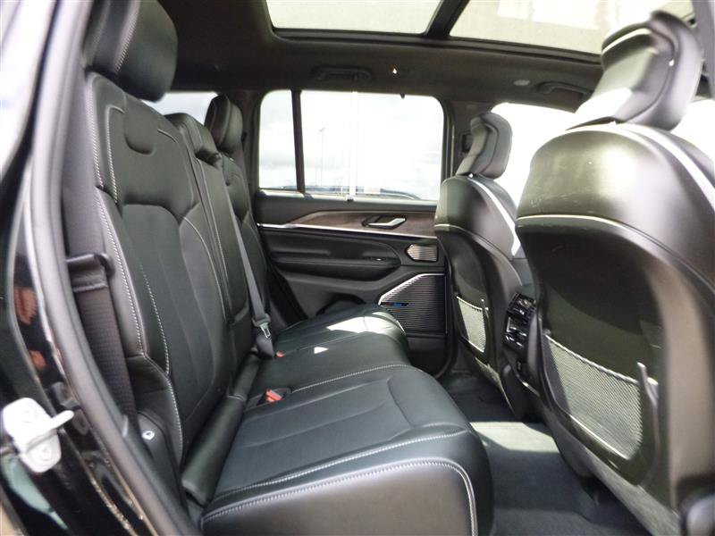 Used 2023 Jeep Grand Cherokee Overland w/ Advanced Protech Group III AWD/4WD image 7
