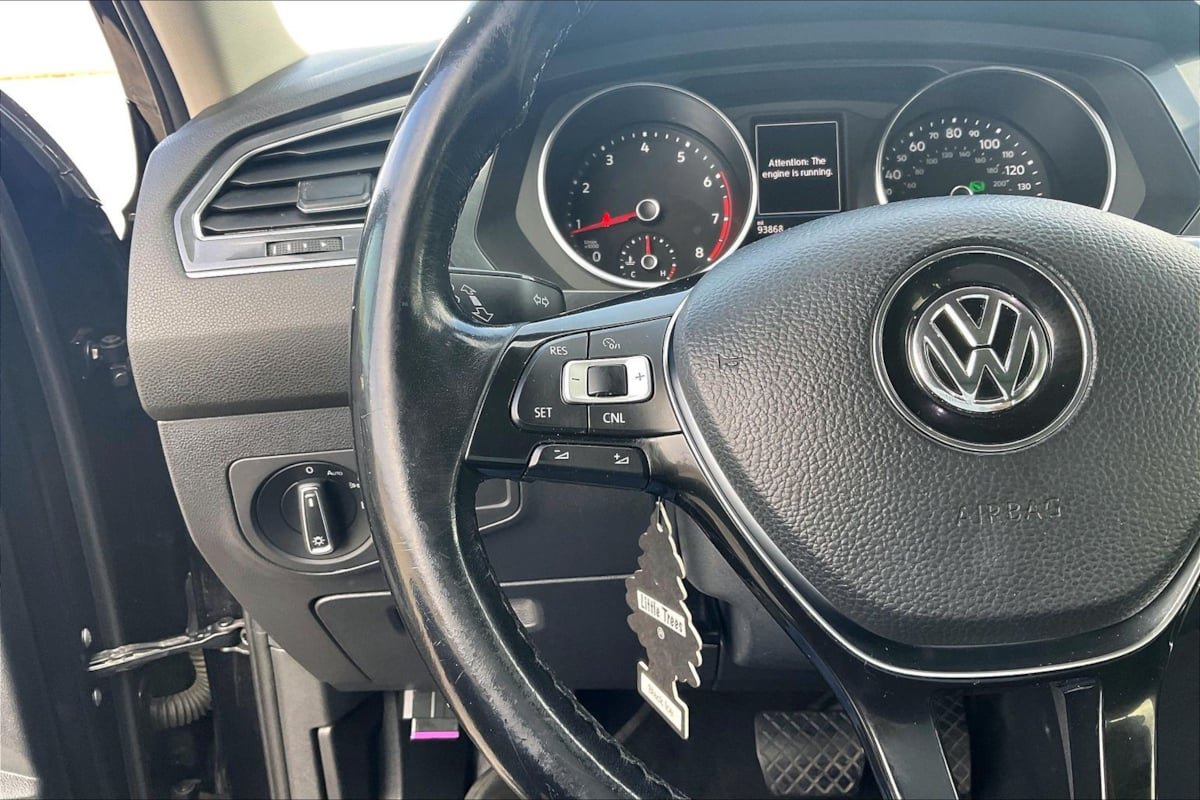 Used 2018 Volkswagen Tiguan SE w/ Panoramic Sunroof Package FWD image 18