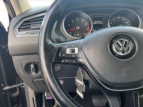 Used 2018 Volkswagen Tiguan SE w/ Panoramic Sunroof Package image 18