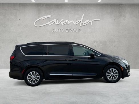 Used 2017 Chrysler Pacifica Touring-L image 9