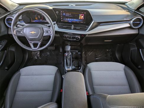 Used 2025 Chevrolet Trax LT w/ LT Convenience Package image 25