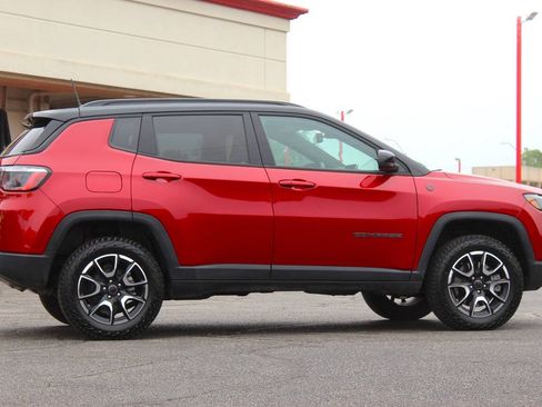Used 2025 Jeep Compass Trailhawk AWD/4WD image 3