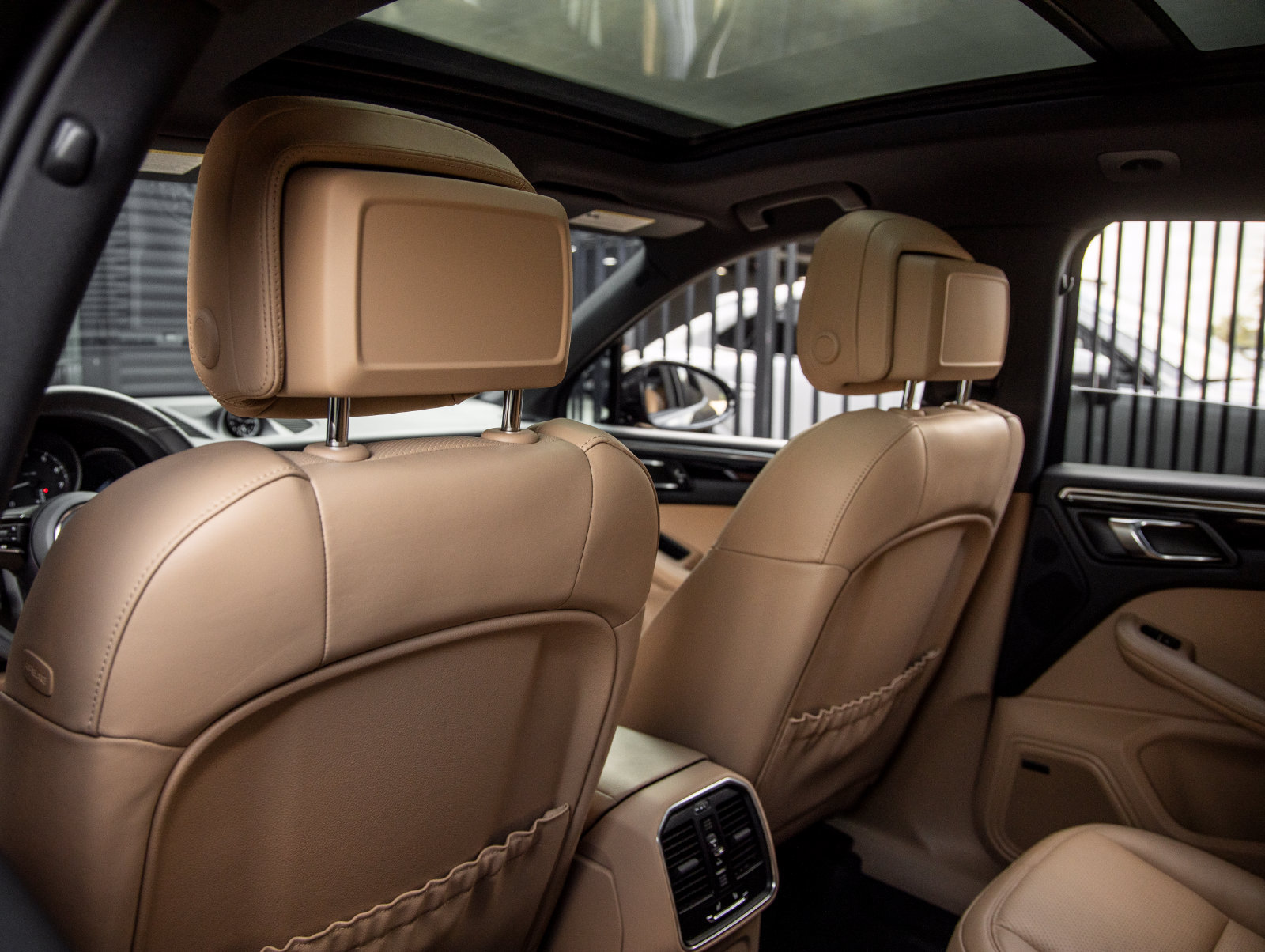 Certified 2024 Porsche Macan AWD/4WD image 26
