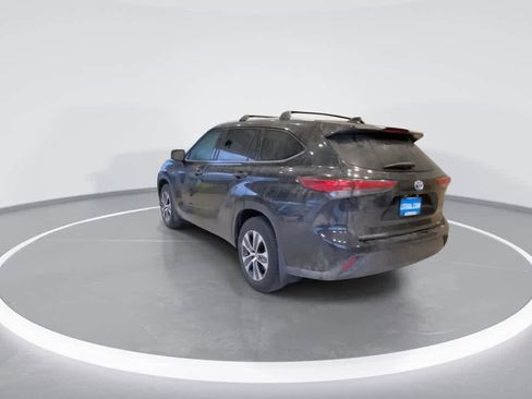 Used 2022 Toyota Highlander XLE AWD/4WD image 6