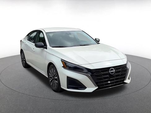 Used 2026 Nissan Altima 2.5 SV FWD image 3