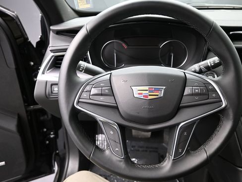 Certified 2025 Cadillac XT5 Luxury w/ LPO, Floor Liner Package AWD/4WD image 11