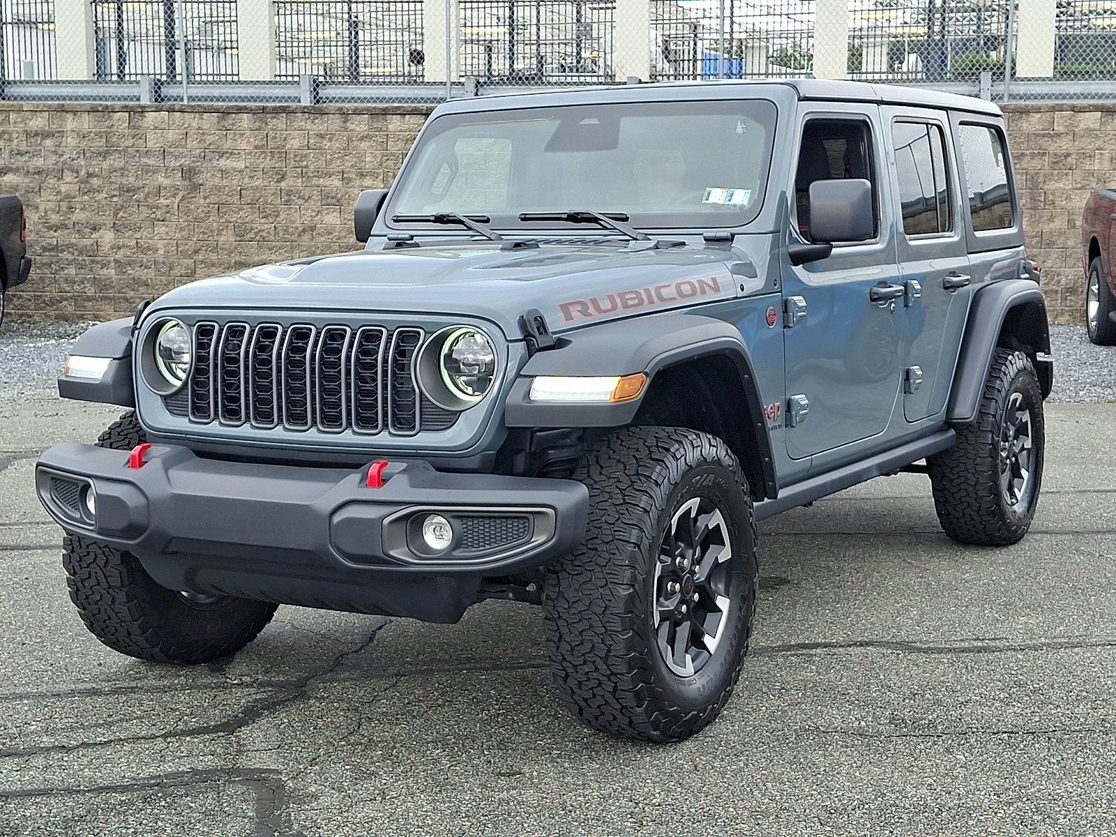 Used 2025 Jeep Wrangler Unlimited Rubicon w/ Convenience Group AWD/4WD image 3