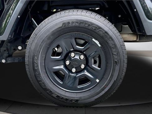 Certified 2022 Jeep Gladiator Sport AWD/4WD image 34